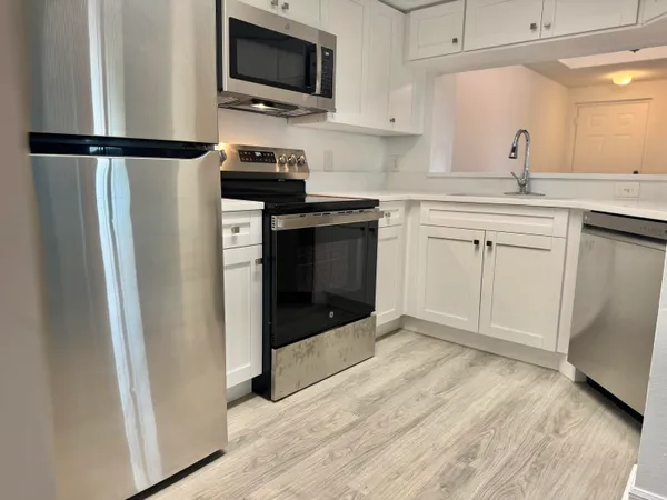 $2,700 | 2725 Anzio Court, Unit 304, Palm Beach Gardens, FL 33410