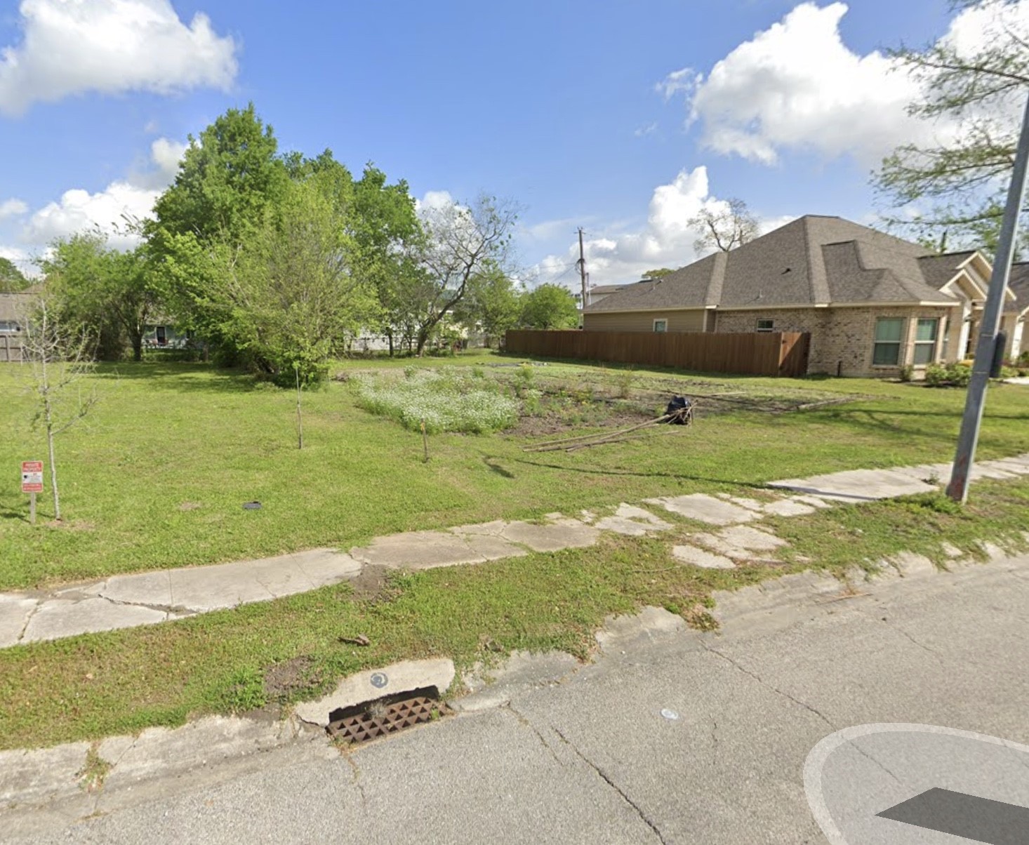 2939 Payson Street Houston, TX 77021 - Photo 5 of 7 a view of a house with a yard and a garage