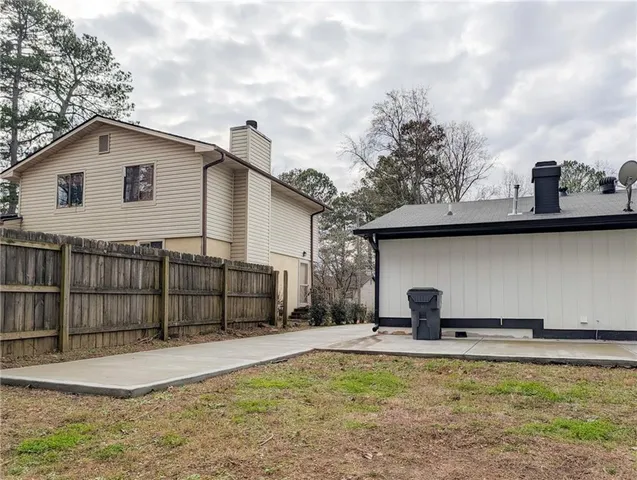 a view of a house with backyard