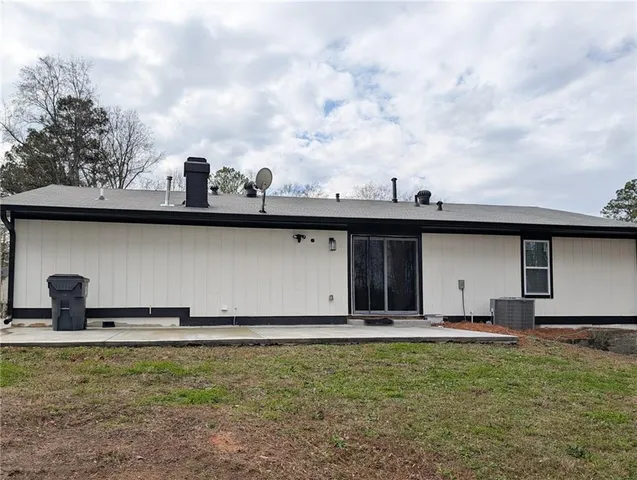 a view of a back yard