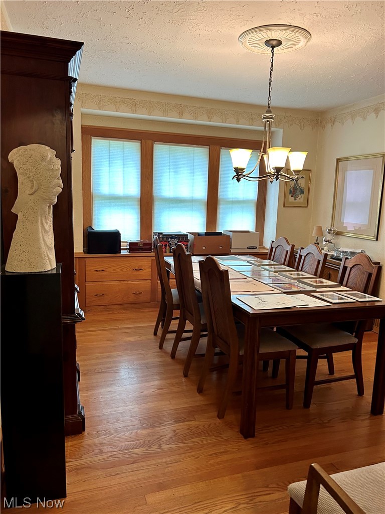 2920 Kent Road Silver Lake, OH 44224 - Photo 9 of 28 Dining area w/windows and built ins