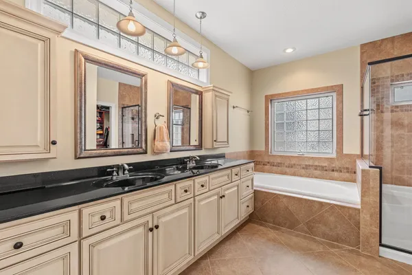$619,000 | 1524 Silver Valley Drive, De Witt, IA 52742