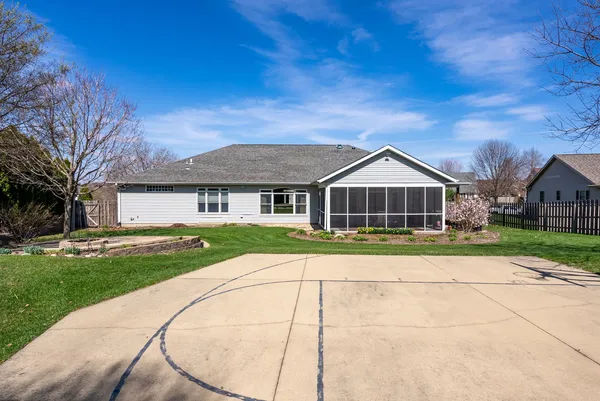 $619,000 | 1524 Silver Valley Drive, De Witt, IA 52742