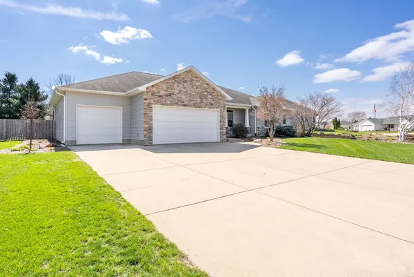 $619,000 | 1524 Silver Valley Drive, De Witt, IA 52742