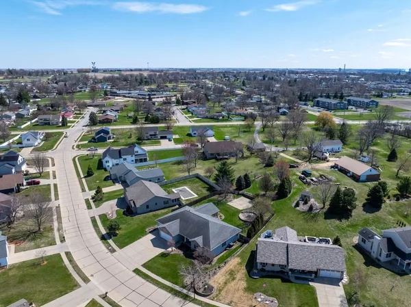 $619,000 | 1524 Silver Valley Drive, De Witt, IA 52742