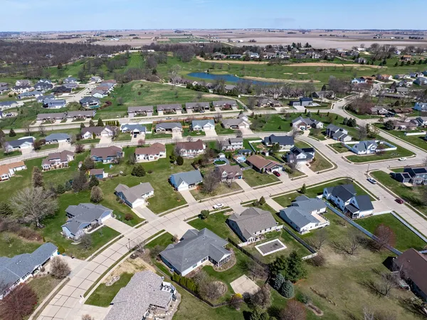$619,000 | 1524 Silver Valley Drive, De Witt, IA 52742