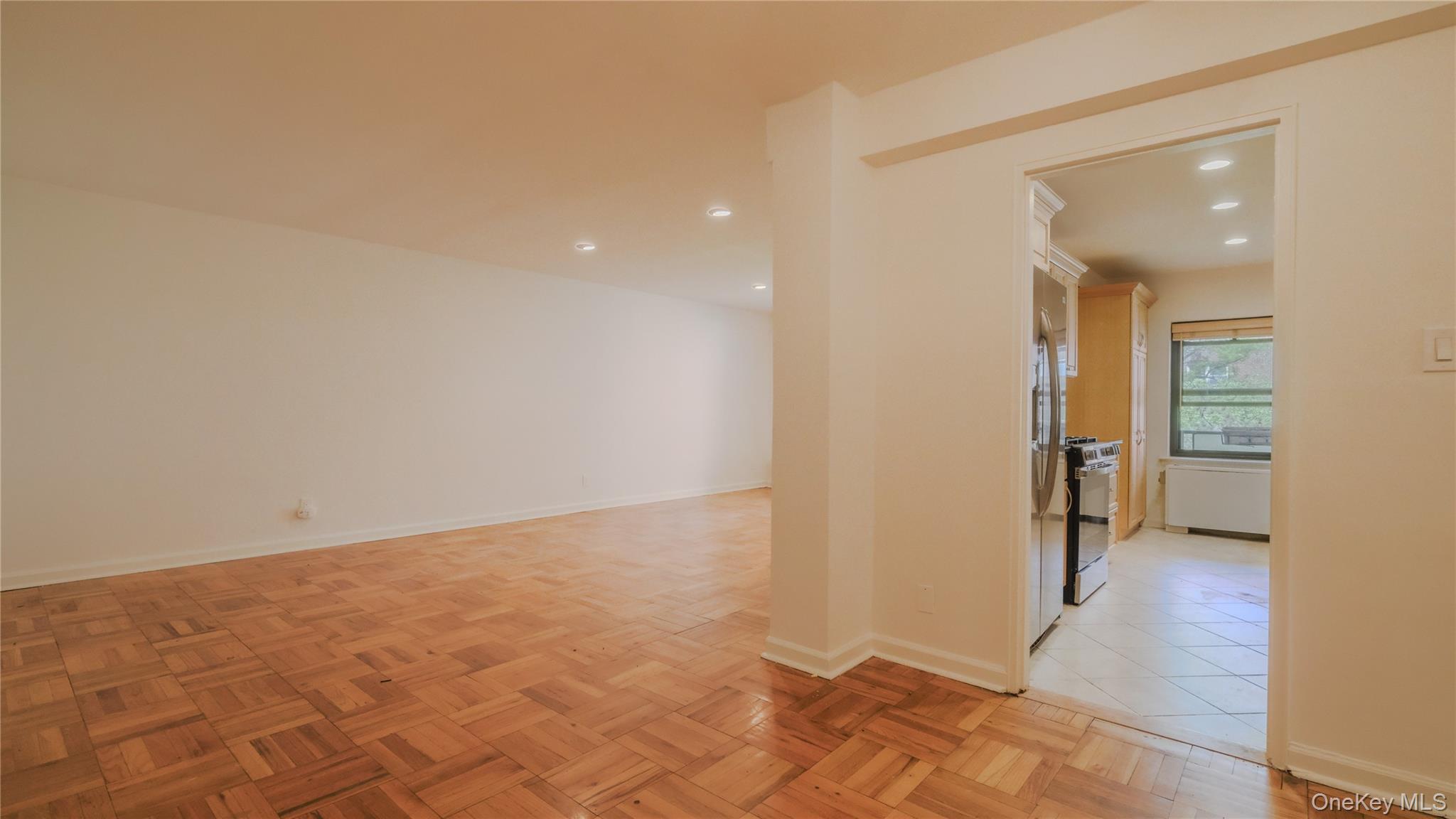 20 Canterbury Road, Unit 1P Great Neck, NY 11021 - Photo 5 of 28 Large Foyer