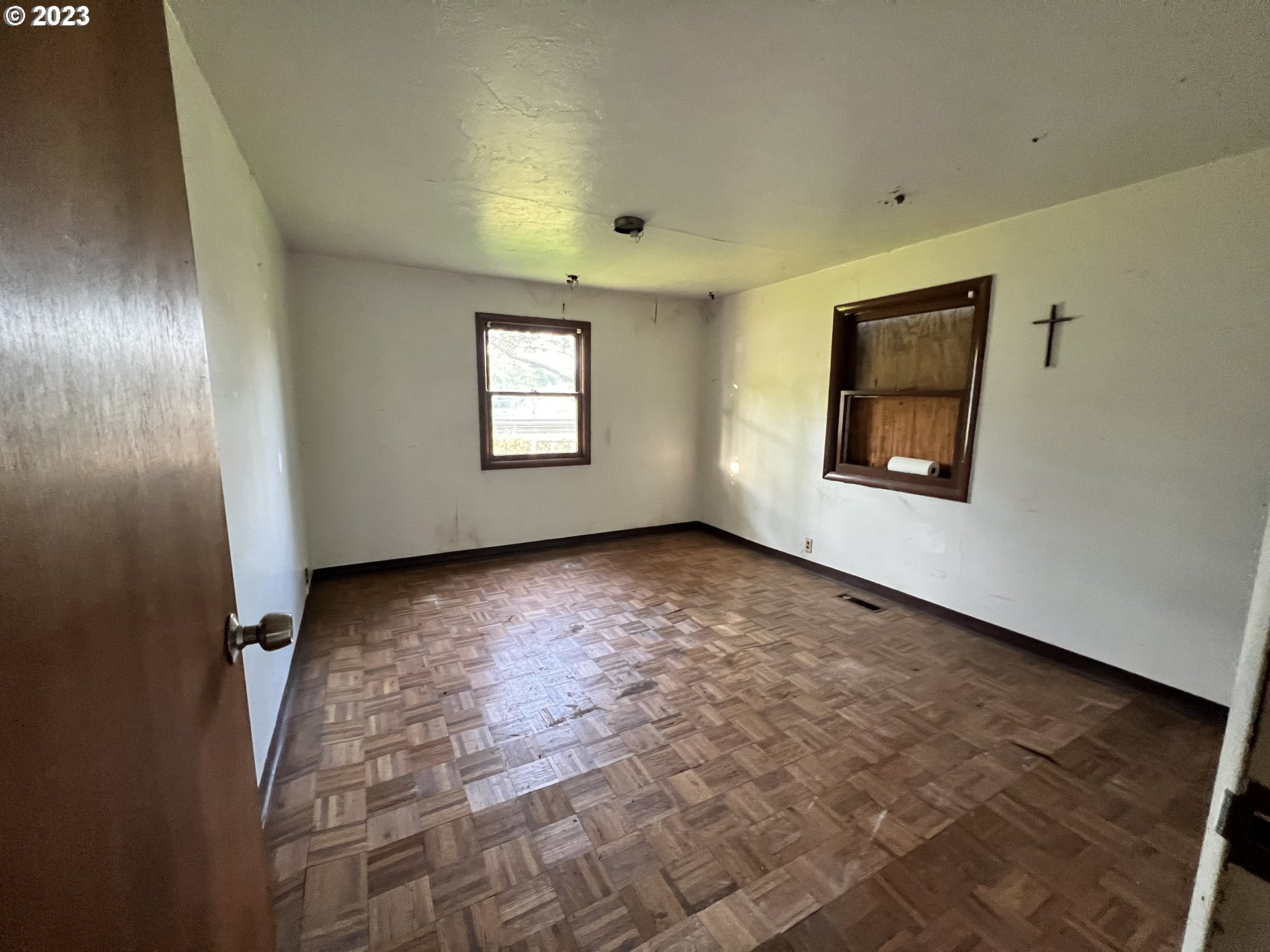 16920 East Burnside Street Portland, OR 97233 - Photo 7 of 8 an empty room with windows