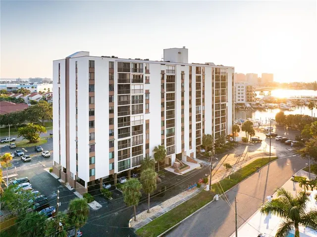 $2,000 | 255 Dolphin Point, Unit 414, Clearwater Beach, FL 33767