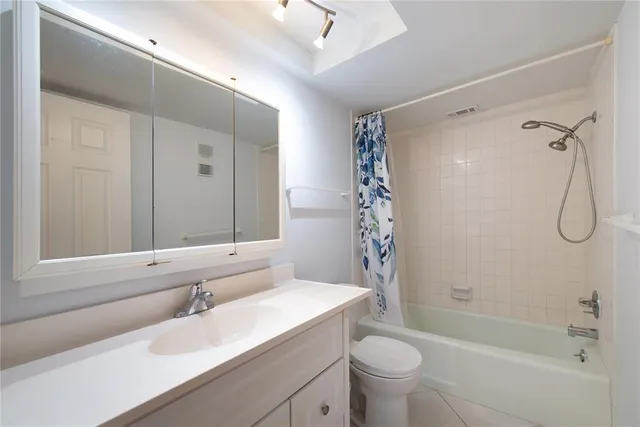 $2,000 | 255 Dolphin Point, Unit 414, Clearwater Beach, FL 33767