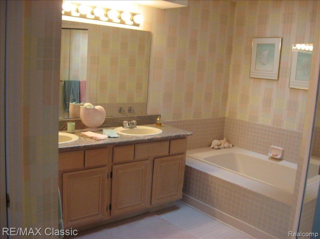 662 Summit Ridge Drive Milford, MI 48381 - Photo 13 of 23 Double Sinks Master