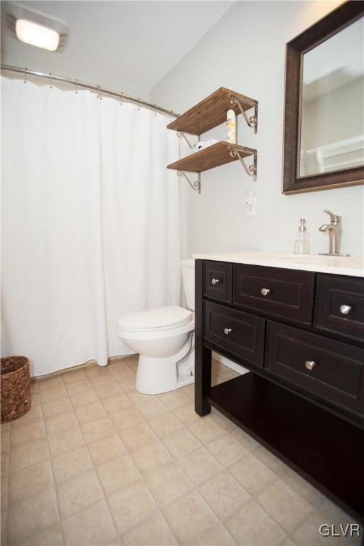 2204 Abington Road Bethlehem, PA 18018 - Photo 17 of 24 3rd Floor Full Bathroom