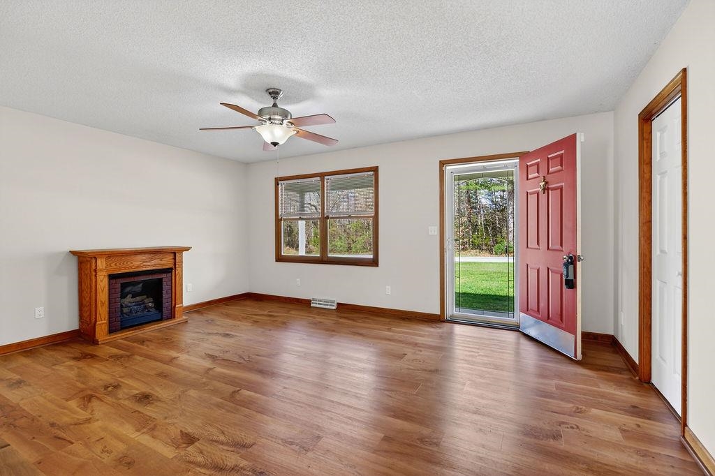 5014 Cold Springs Road Raphine, VA 24472 - Photo 17 of 47 Living Room