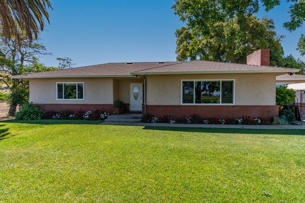 1177 Orchard Road Hollister, CA 95023 - Photo 3 of 79 a backyard of a house with lots of green space