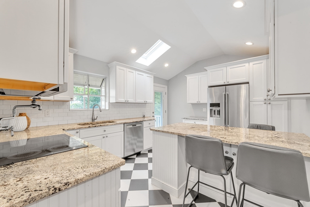53 Thompson Street Boston, MA 02136 - Photo 4 of 35