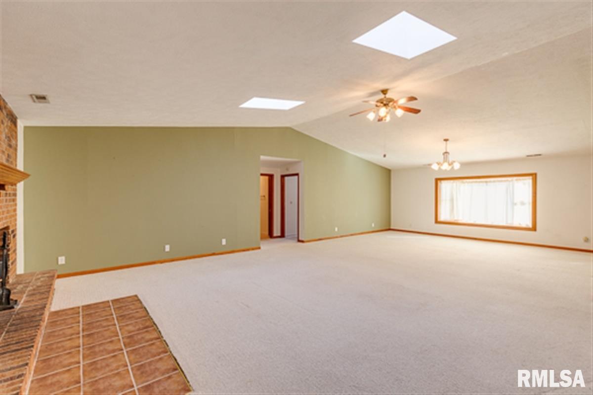 5943 Prairie School Road Riverton, IL 62561 - Photo 4 of 28