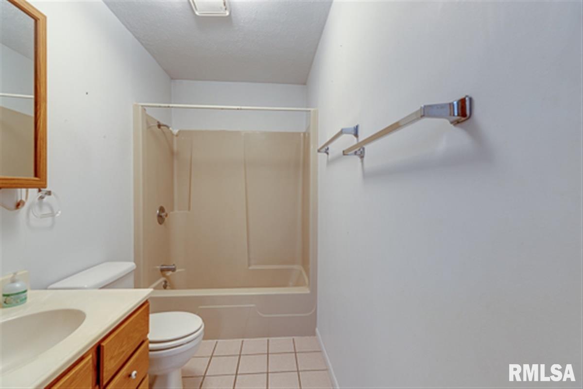 5943 Prairie School Road Riverton, IL 62561 - Photo 7 of 28
