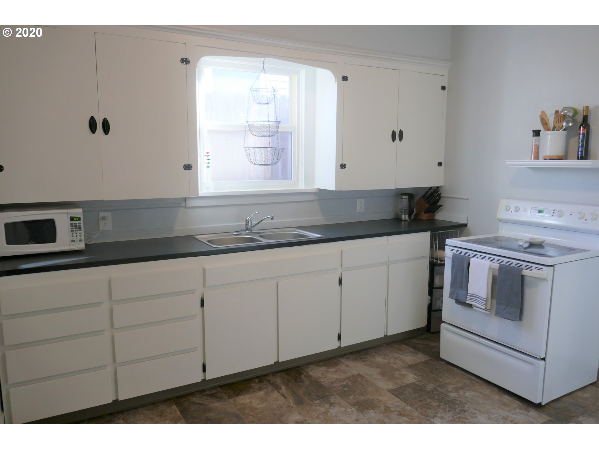 624 Southeast 3rd Street Pendleton, OR 97801 - Photo 14 of 31 Kitchen