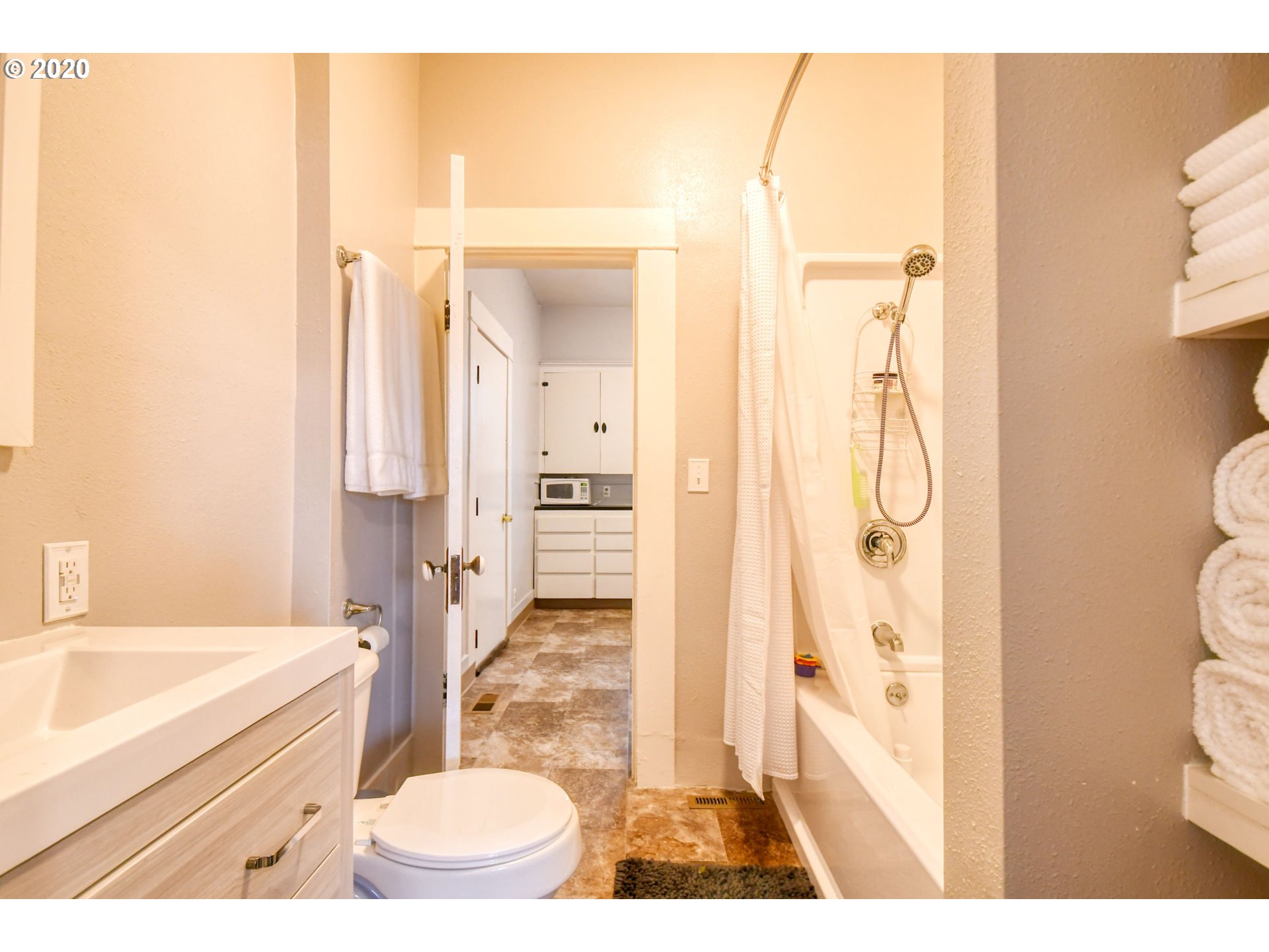 624 Southeast 3rd Street Pendleton, OR 97801 - Photo 16 of 31 Bathroom