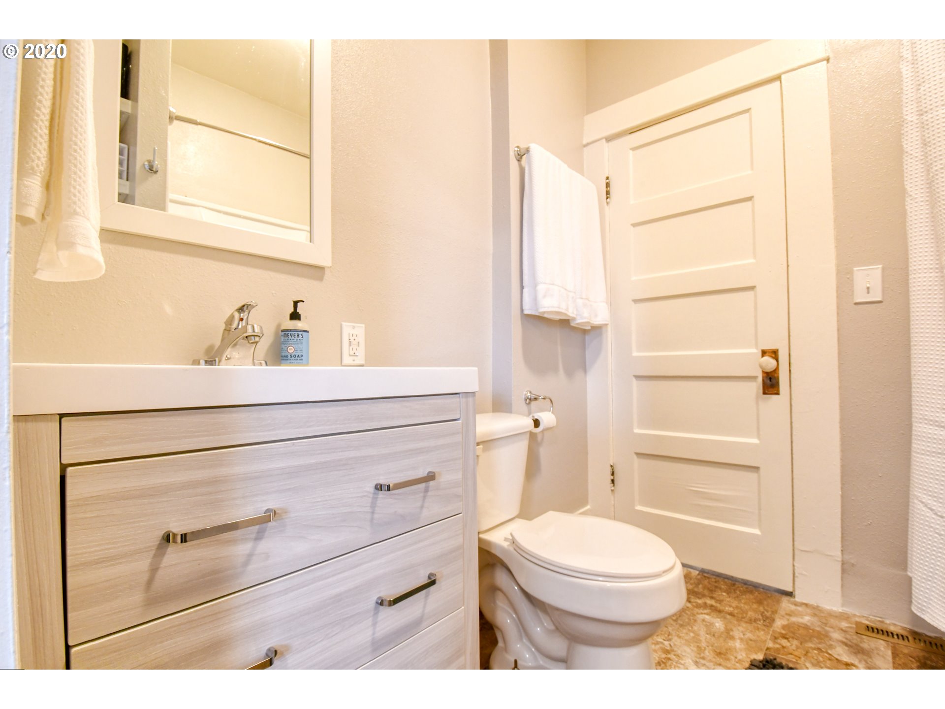 624 Southeast 3rd Street Pendleton, OR 97801 - Photo 17 of 31 Bathroom