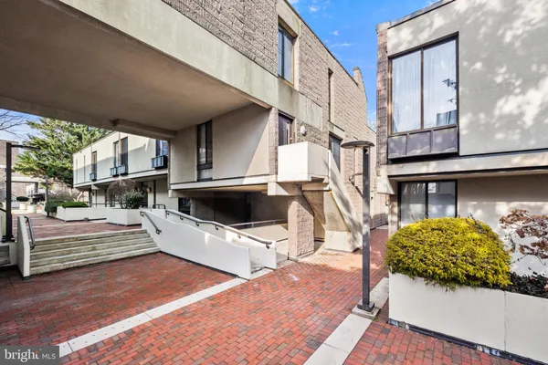 a view of entryway with a outdoor space