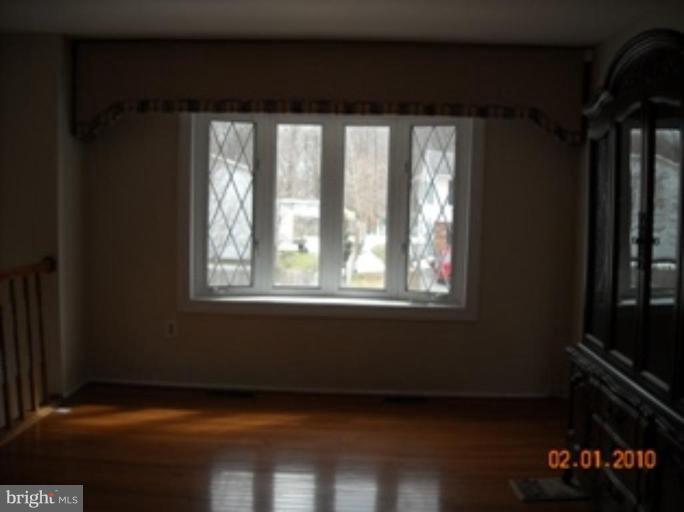 942 Fall Ridge Way Gambrills, MD 21054 - Photo 2 of 15 Living Room