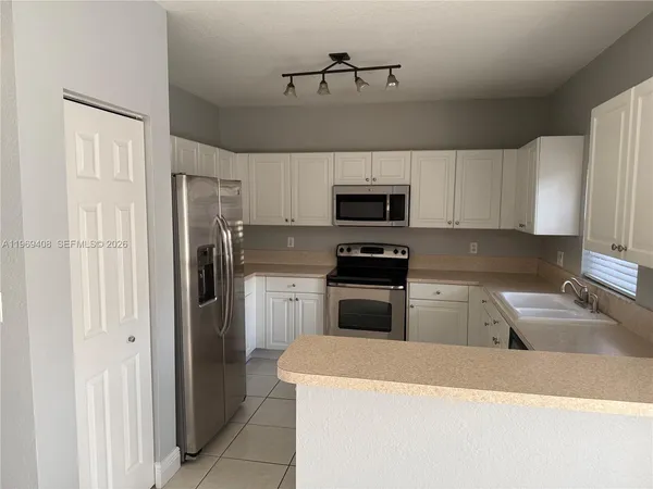 $2,100 | 2402 Northeast 41st Place, Unit 2402, Homestead, FL 33033