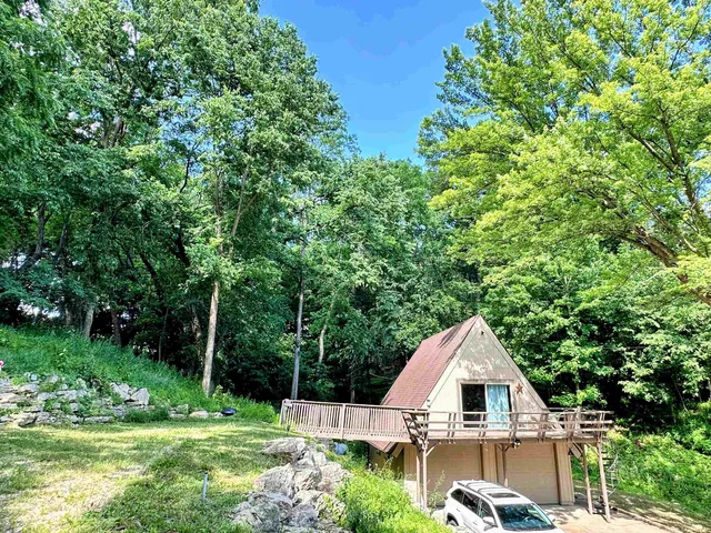 $325,000 | 1002 Tanglewood Drive, Mcgregor, IA 52157