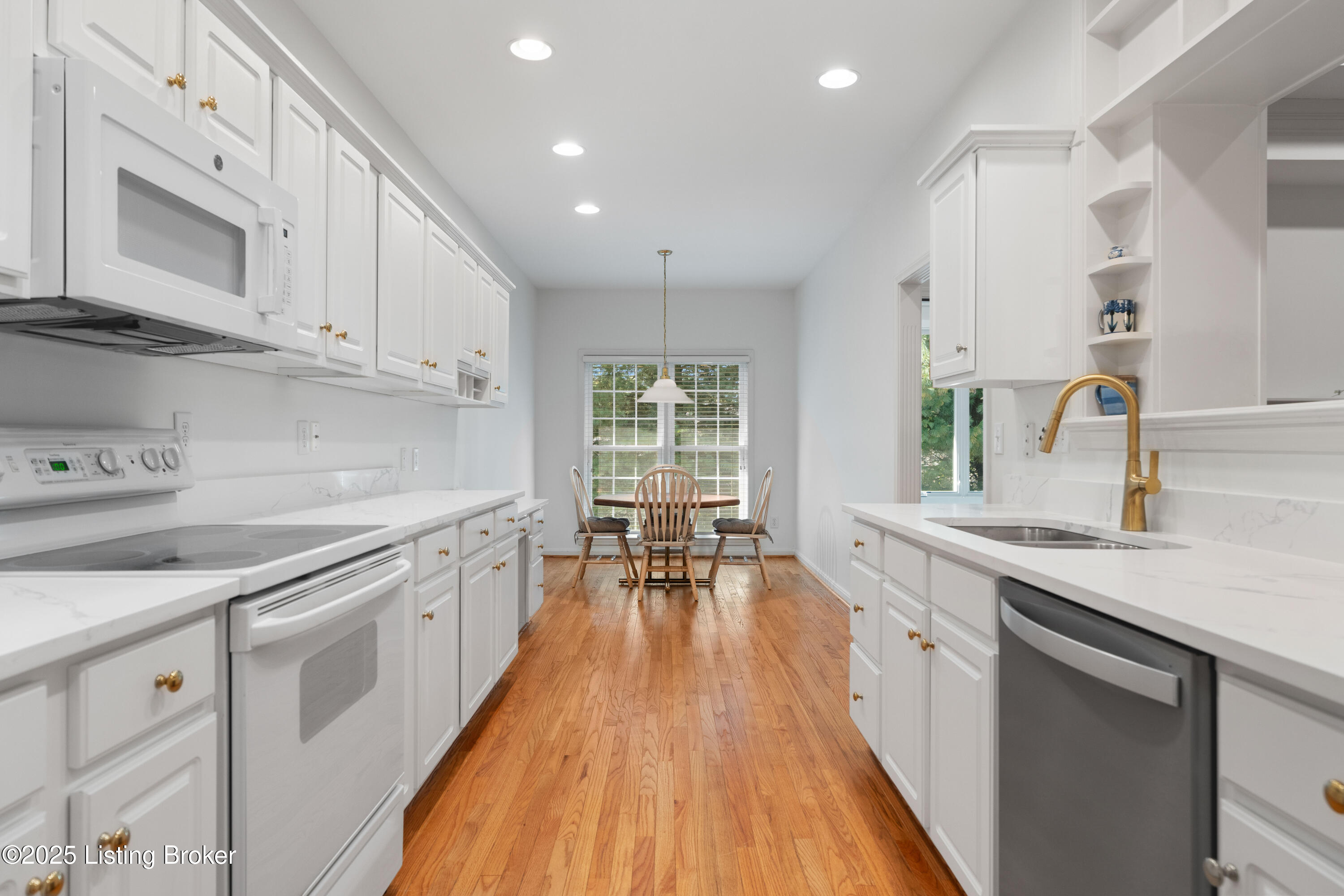 902 Forest Bridge Road Louisville, KY 40223 - Photo 12 of 69 DSC02395