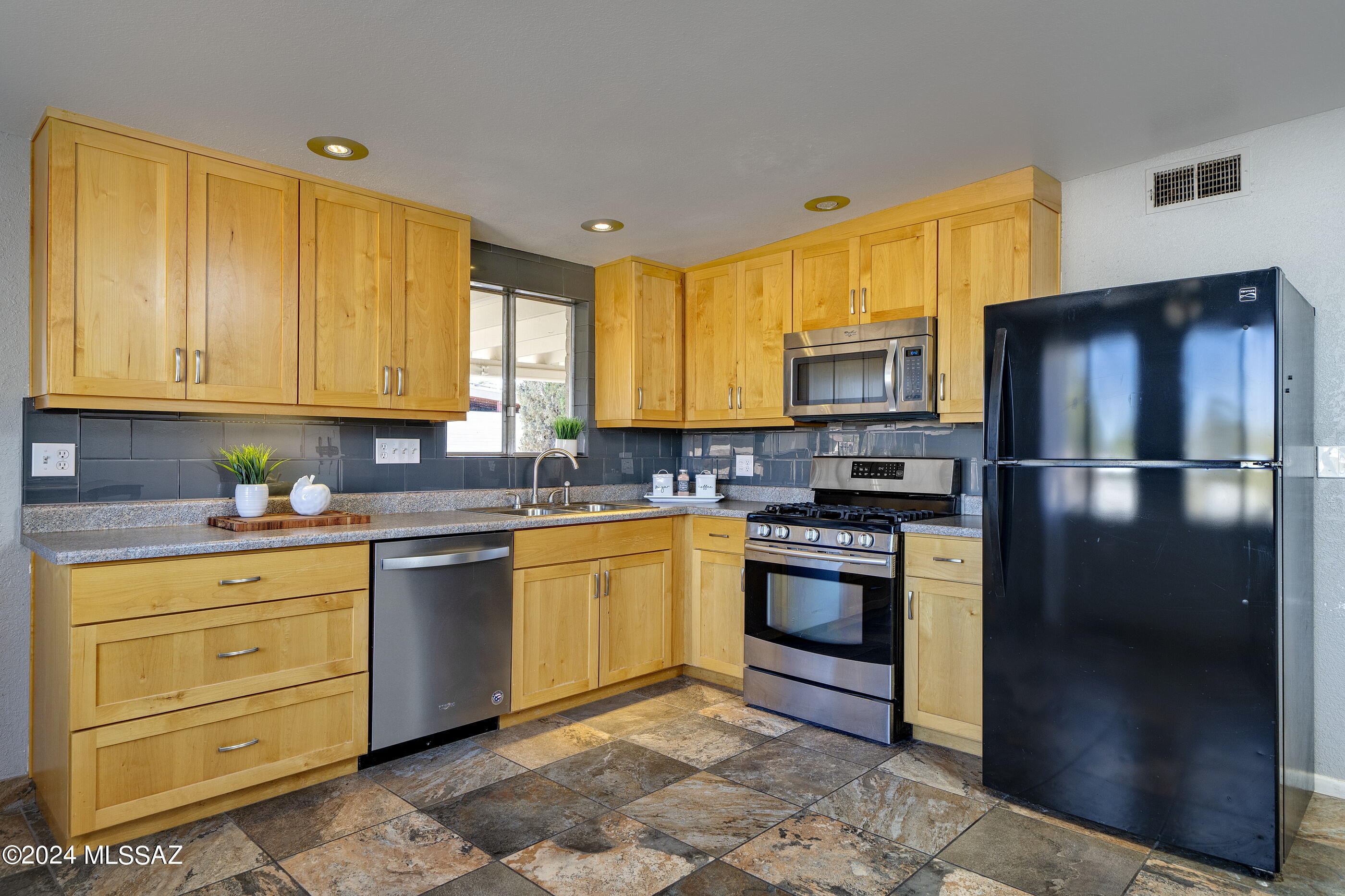 2140 West Rainbow Ridge Road Tucson, AZ 85745 - Photo 4 of 19