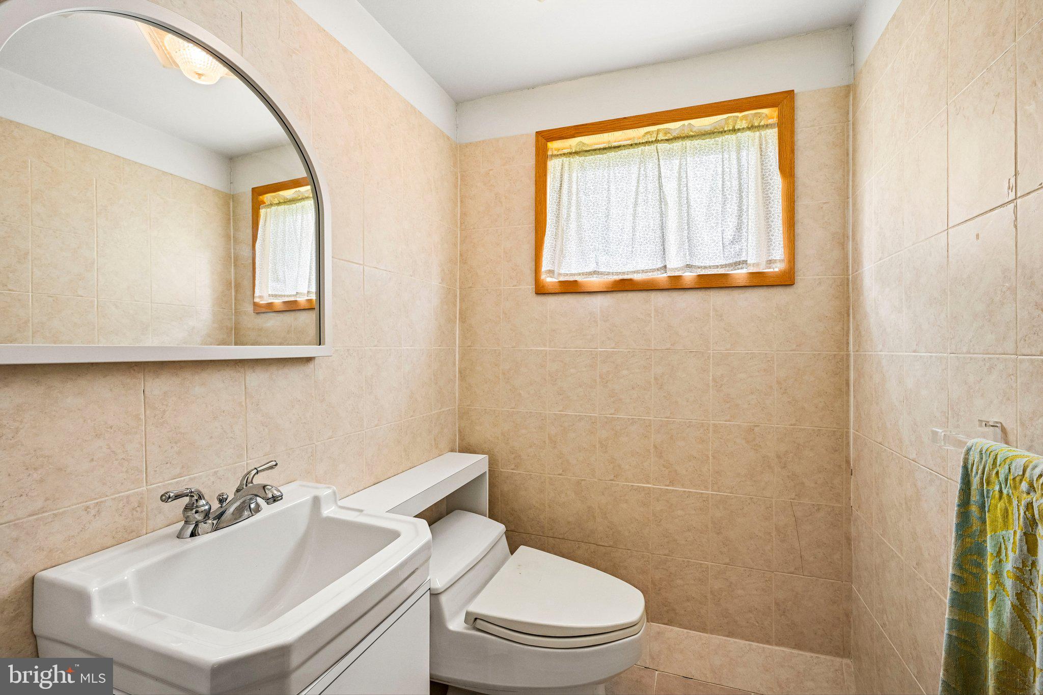1008 Rennard Street Philadelphia, PA 19116 - Photo 15 of 33 Powder Room