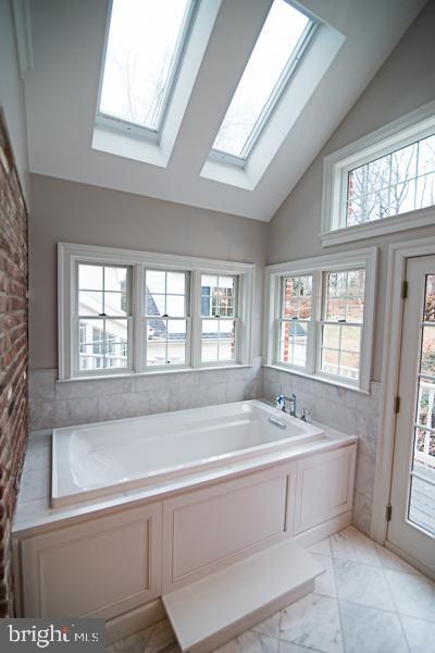 118 Jaffrey Road Malvern, PA 19355 - Photo 39 of 48 Full bath soaking tub