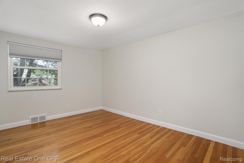 724 South Rosedale Court Grosse Pointe Woods, MI 48080 - Photo 19 of 31