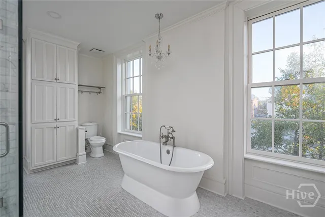 $3,245,000 | 25 West Perry Street, Savannah, GA 31401