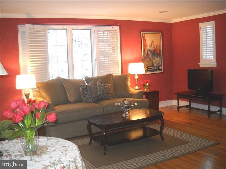 306 Chamounix Road Wayne, PA 19087 - Photo 3 of 18 Living Room