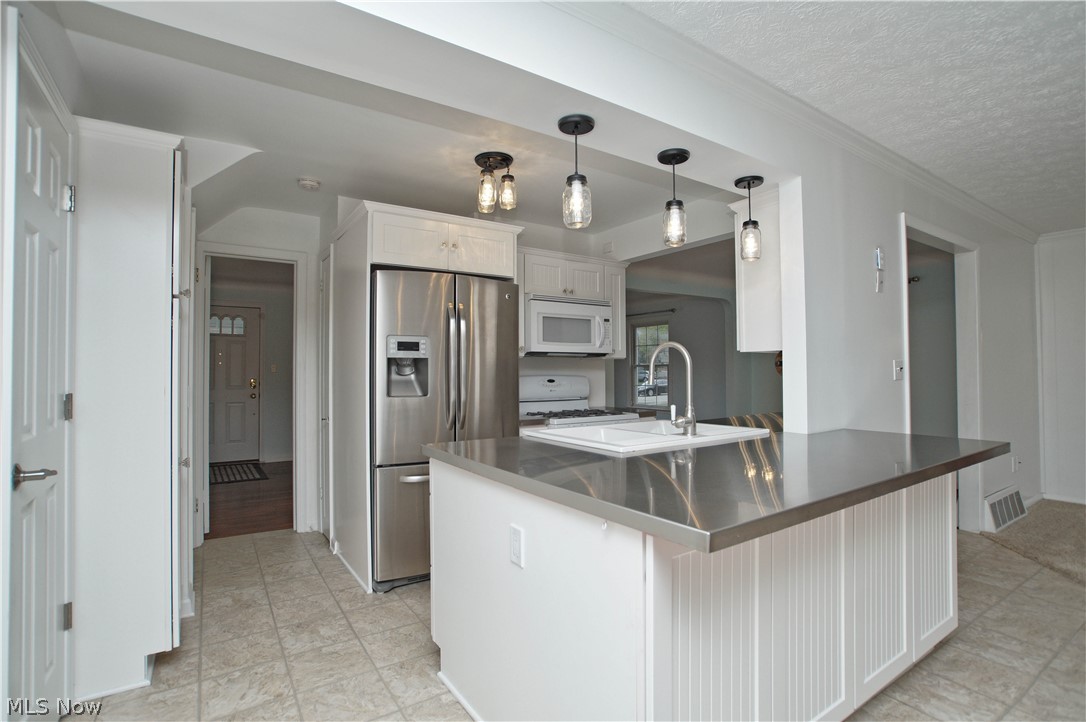 5004 Anderson Road Cleveland, OH 44124 - Photo 3 of 19
