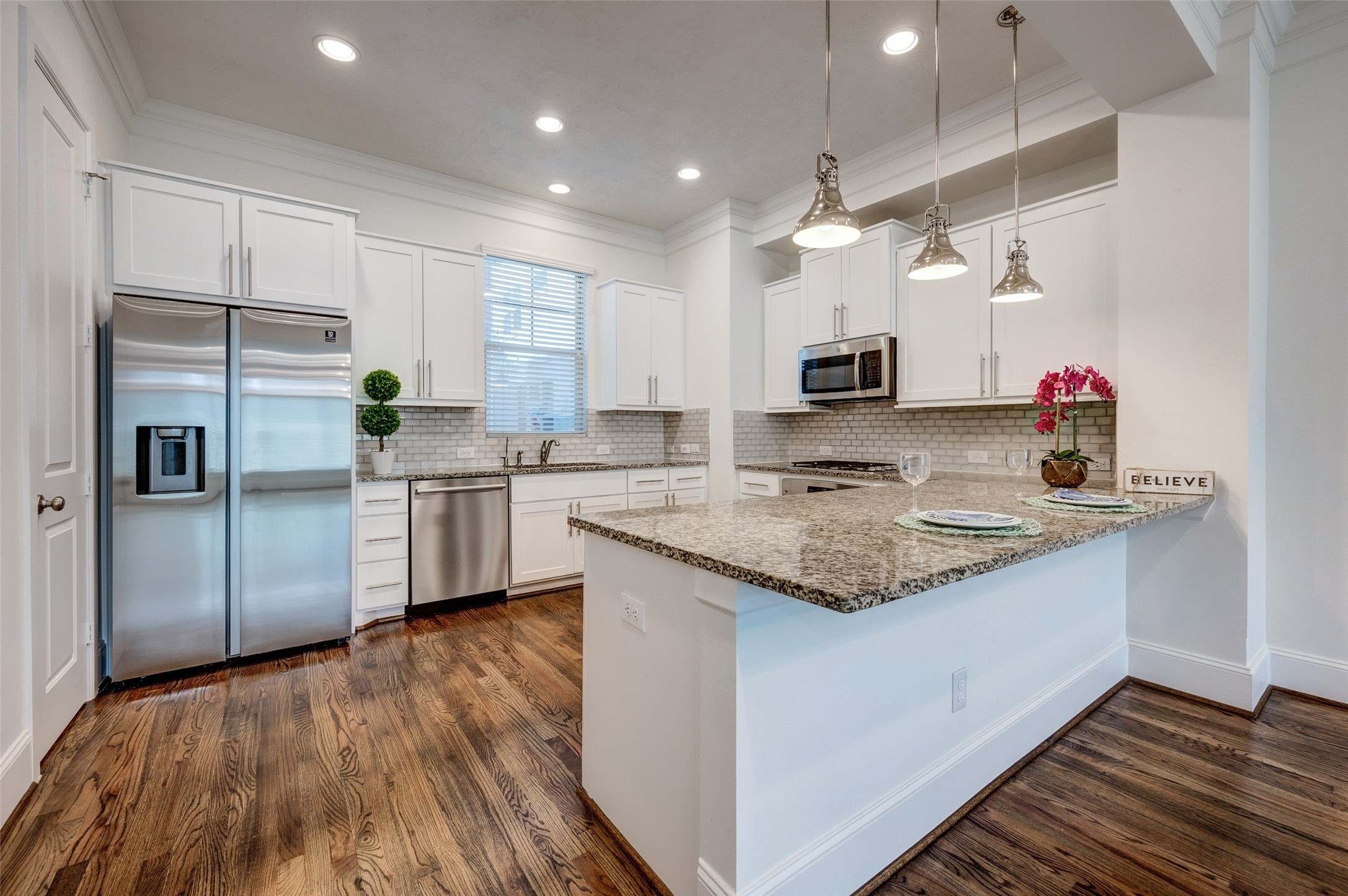 1413 Patterson Street Houston, TX 77007 - Photo 9 of 37 The breakfast bar seats 3