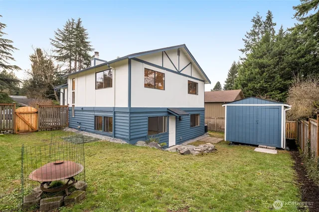 a view of back yard of the house