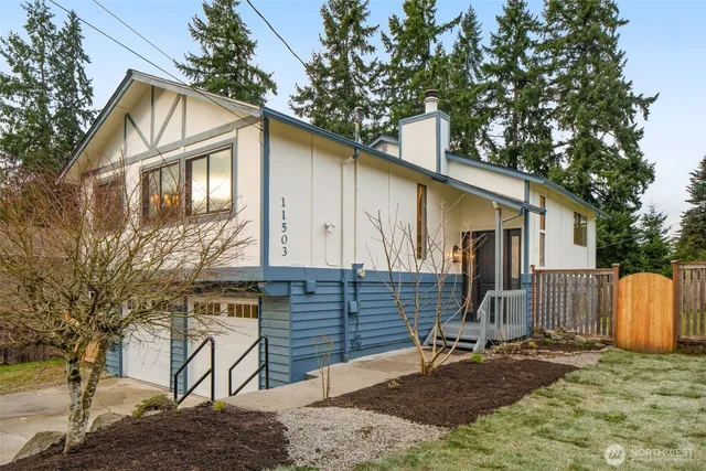a view of a house with backyard