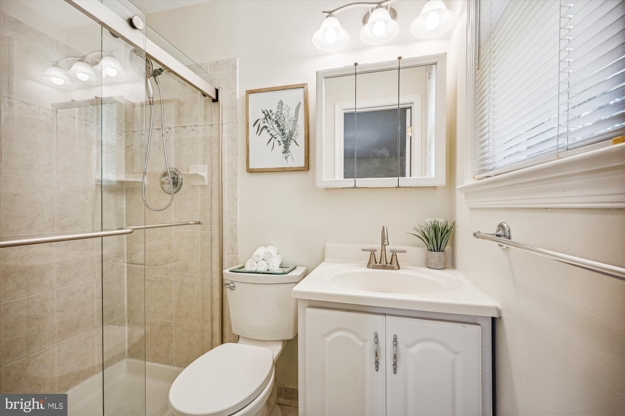 1816 Queensguard Road Silver Spring, MD 20906 - Photo 31 of 59 Primary bathroom