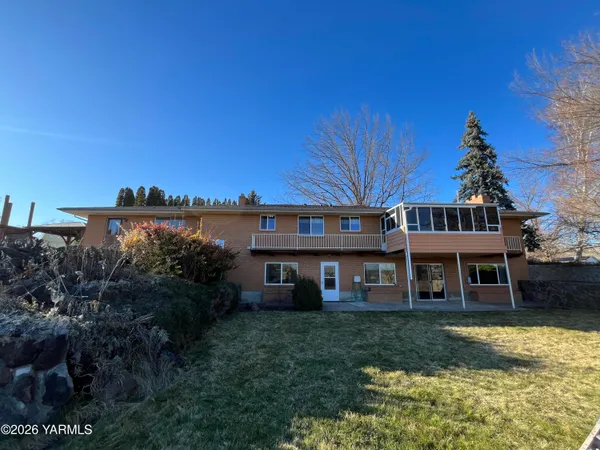$693,900 | 330 Parish Road, Selah, WA 98942