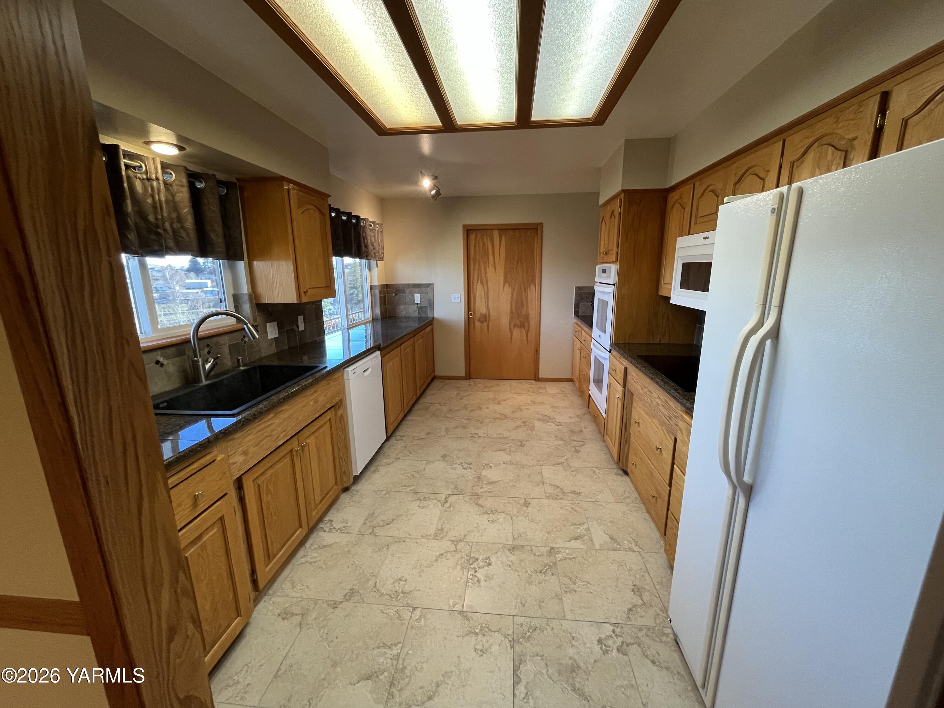 330 Parish Road Selah, WA 98942 - Photo 12 of 45 kitchen