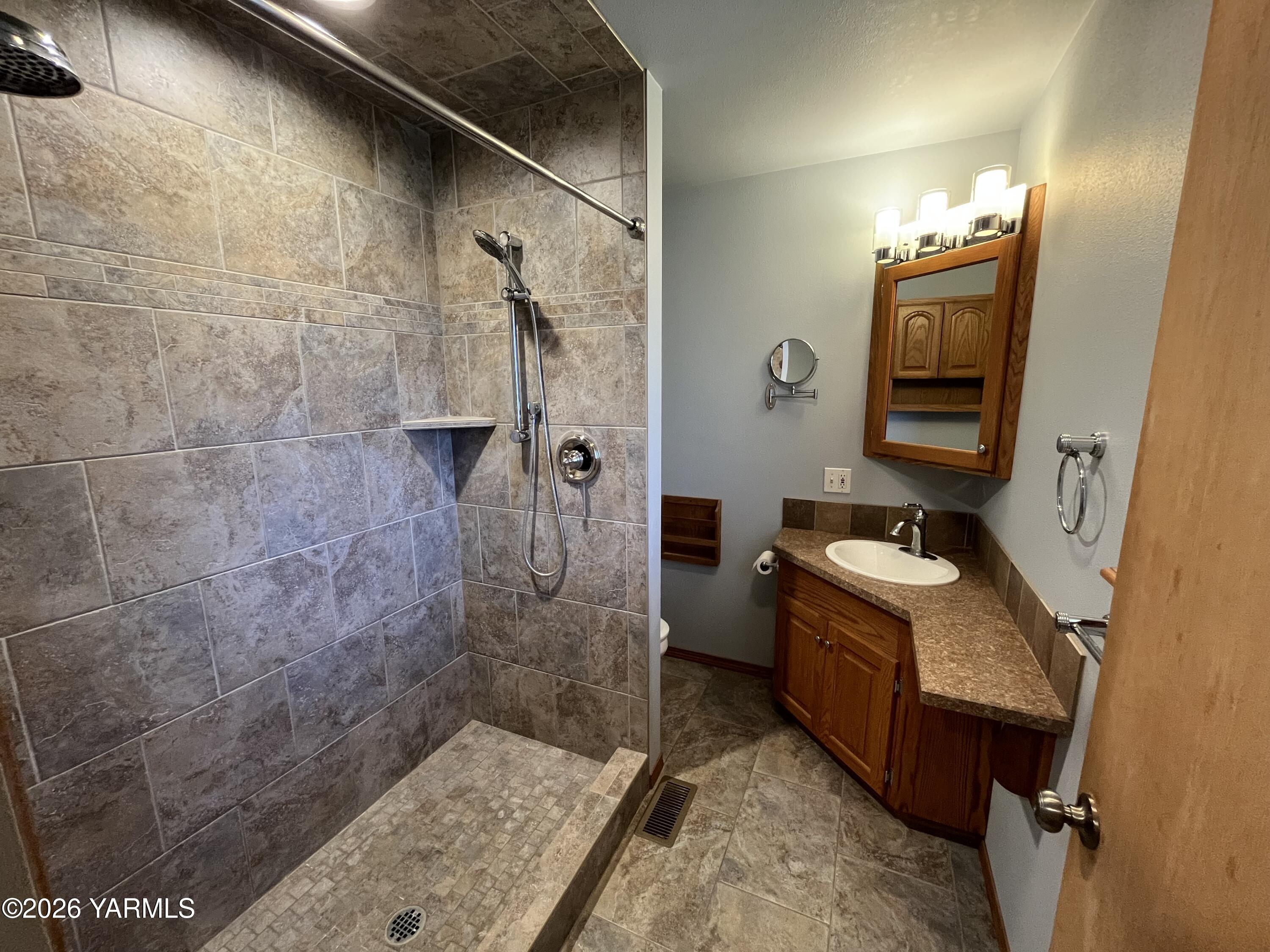 330 Parish Road Selah, WA 98942 - Photo 16 of 45 Primary Bath