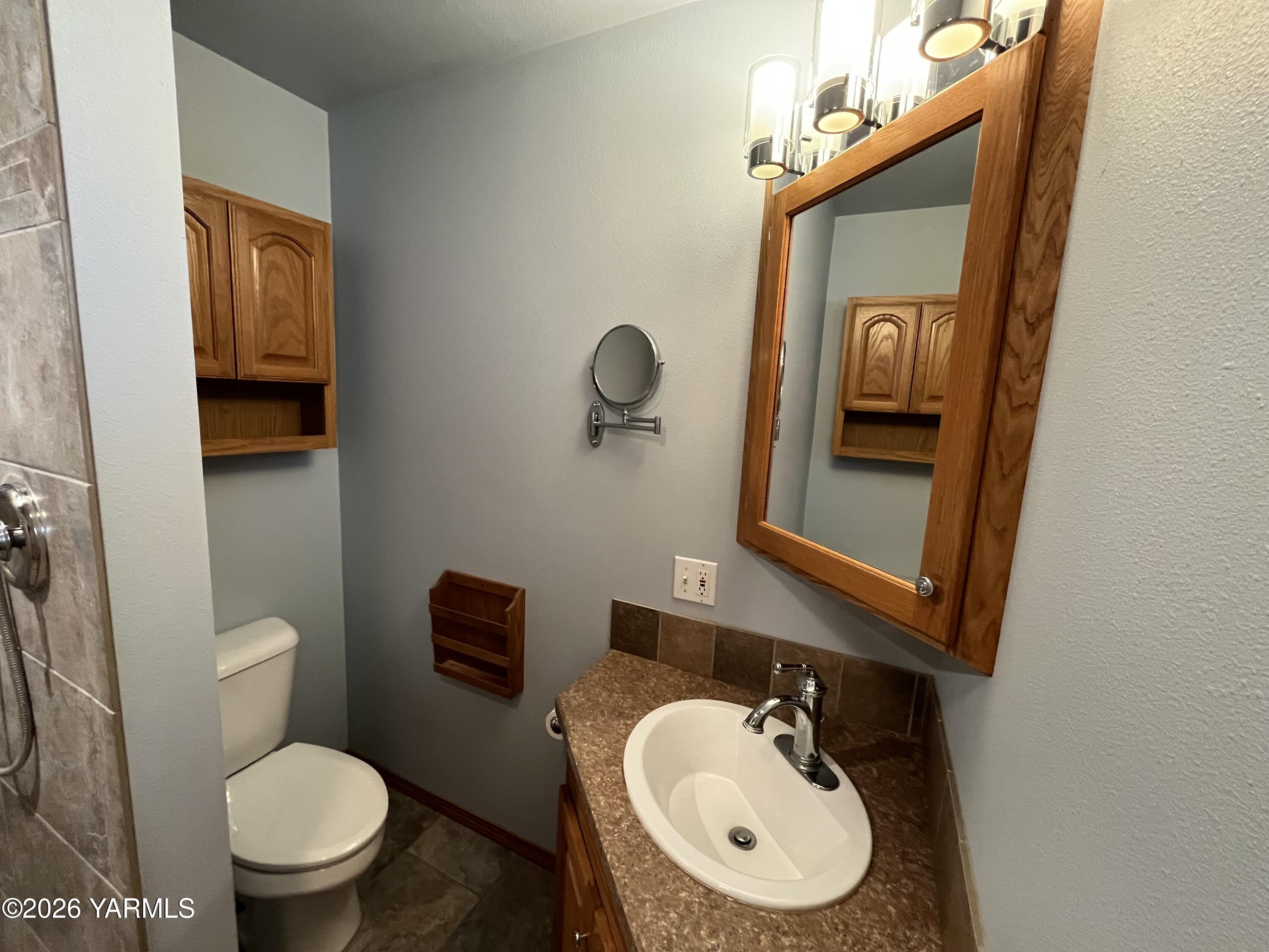 330 Parish Road Selah, WA 98942 - Photo 17 of 45 Primary bath