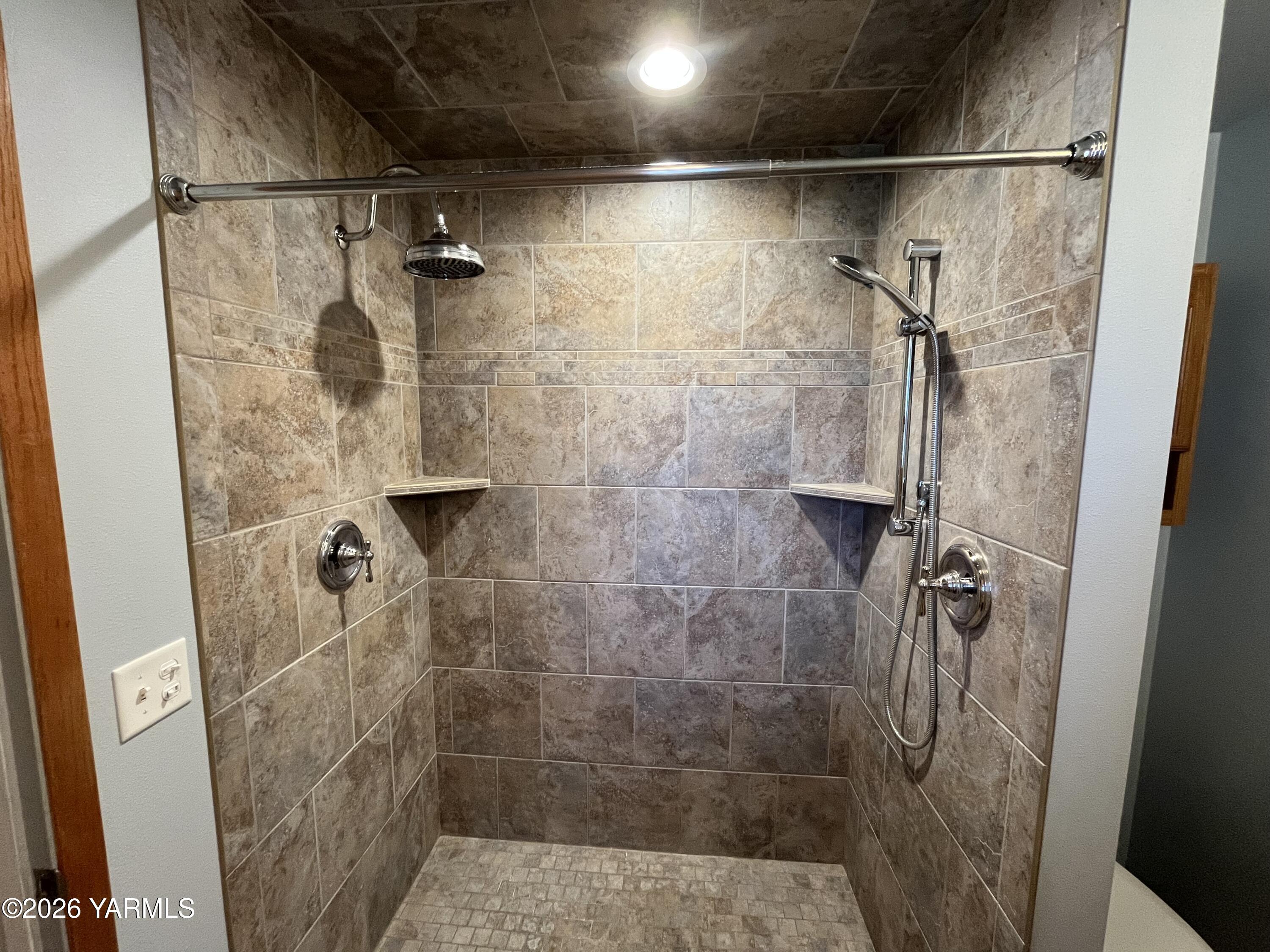 330 Parish Road Selah, WA 98942 - Photo 18 of 45 tiled shower