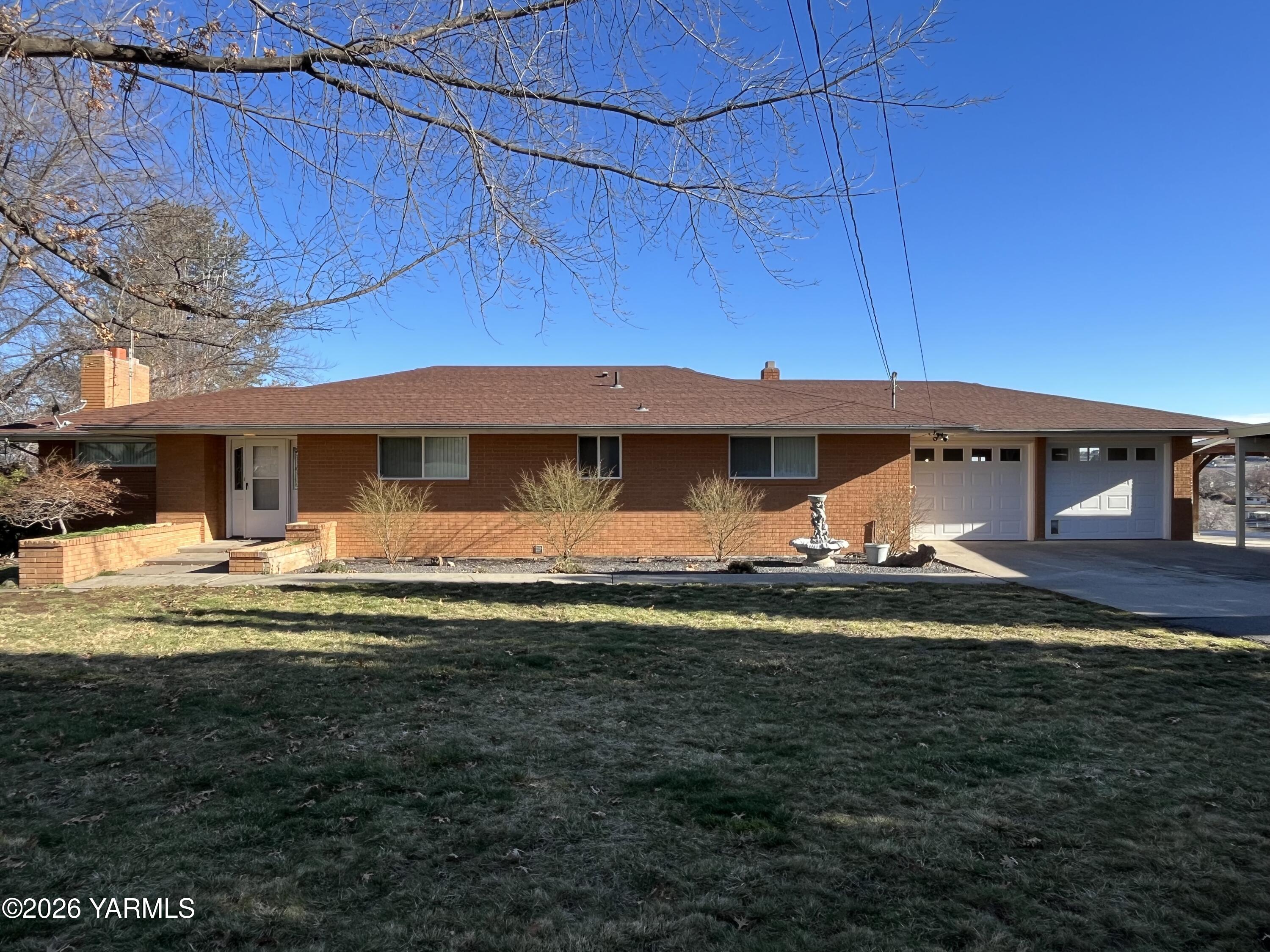 330 Parish Road Selah, WA 98942 - Photo 2 of 45 330 Parish RD