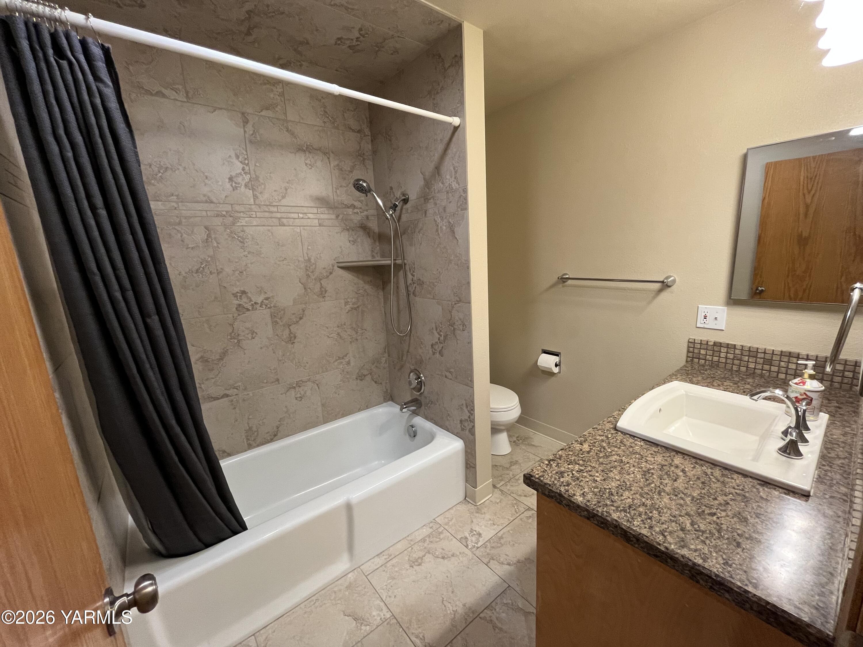 330 Parish Road Selah, WA 98942 - Photo 21 of 45 main bath upstairs