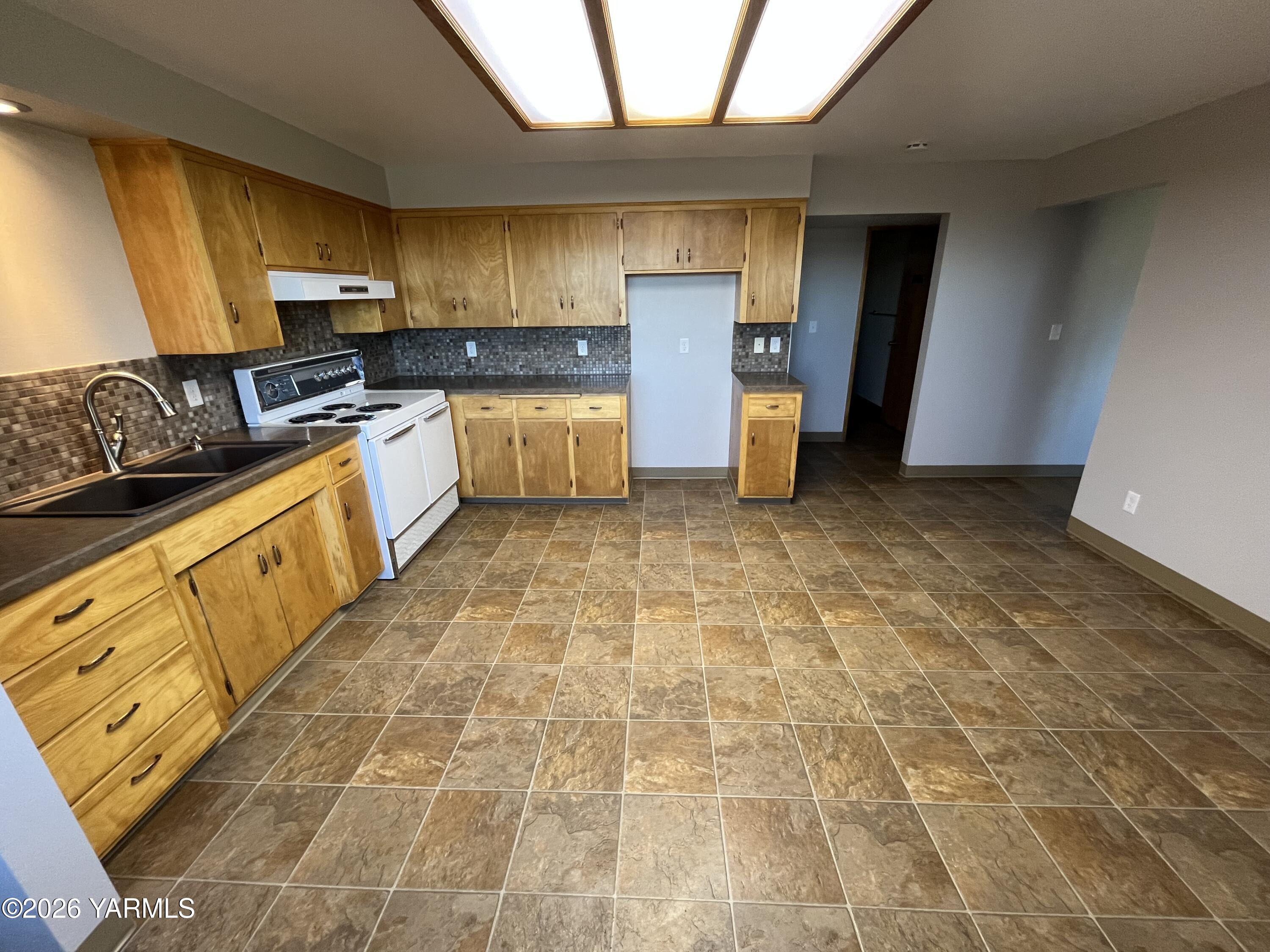 330 Parish Road Selah, WA 98942 - Photo 26 of 45 downstairs kitchen