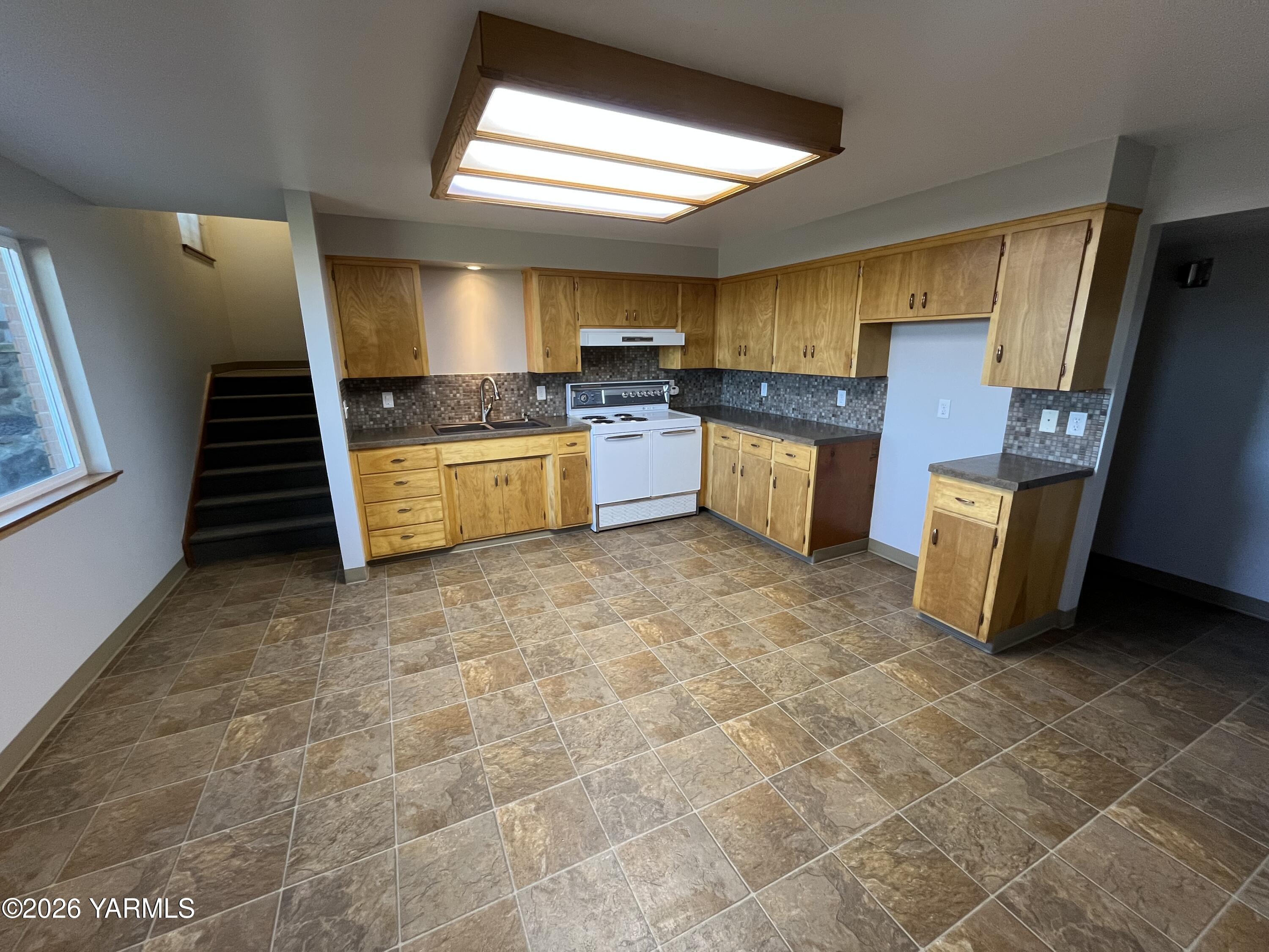 330 Parish Road Selah, WA 98942 - Photo 29 of 45 kitchen and dining