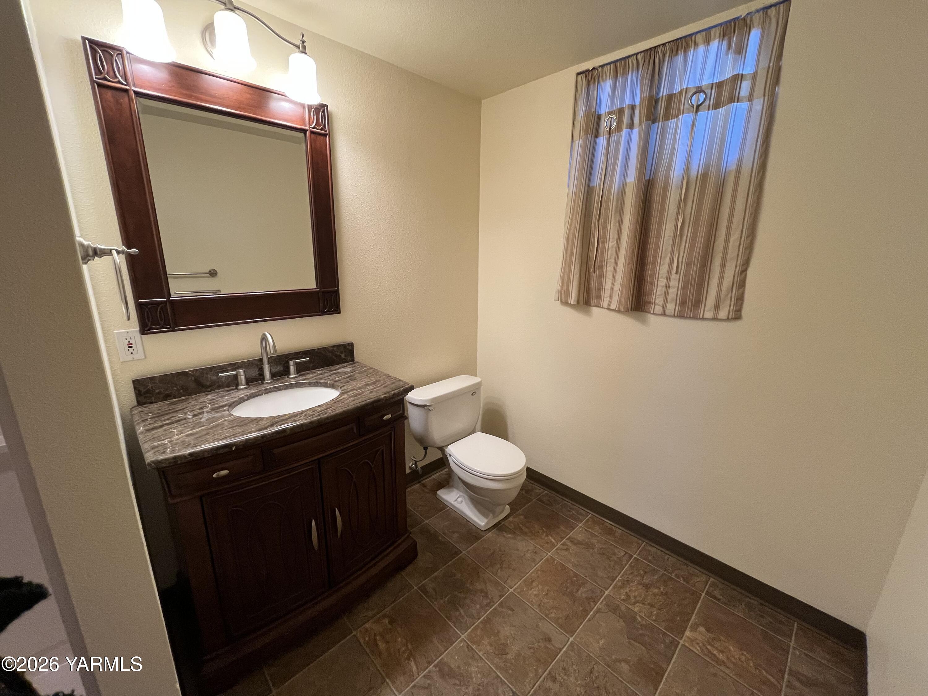 330 Parish Road Selah, WA 98942 - Photo 32 of 45 bath